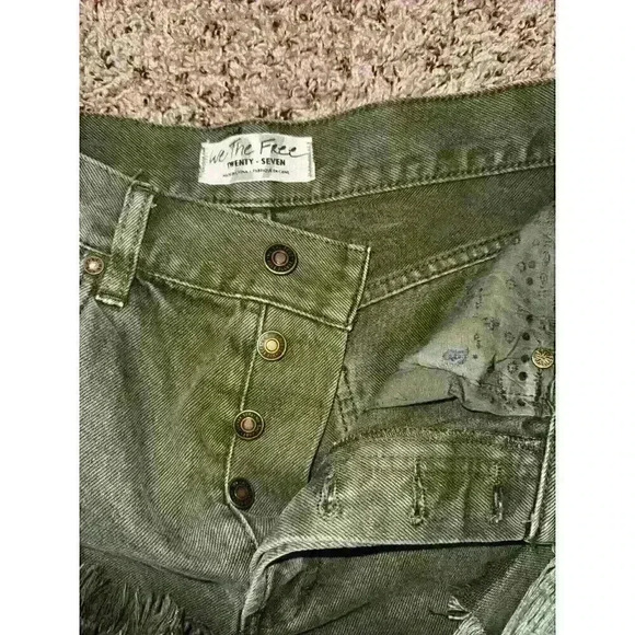 Free People Women’s Sequoia Distressed Mid Length Shorts Forest Green Size 27 - Picture 7 of 10